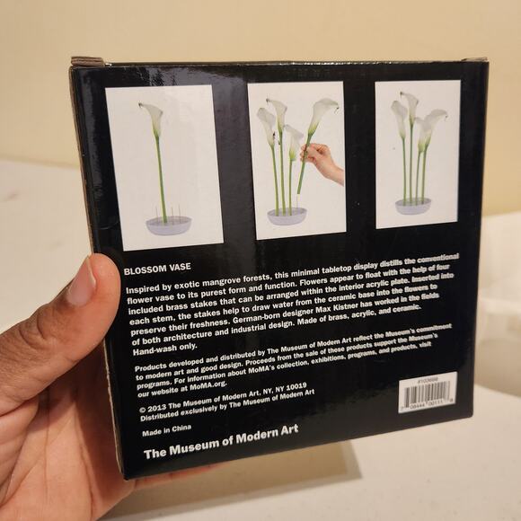 MoMA Museum of Modern Art Table Top White Blossom Bud Vase Minimalist 2013 NIB - Picture 2 of 5